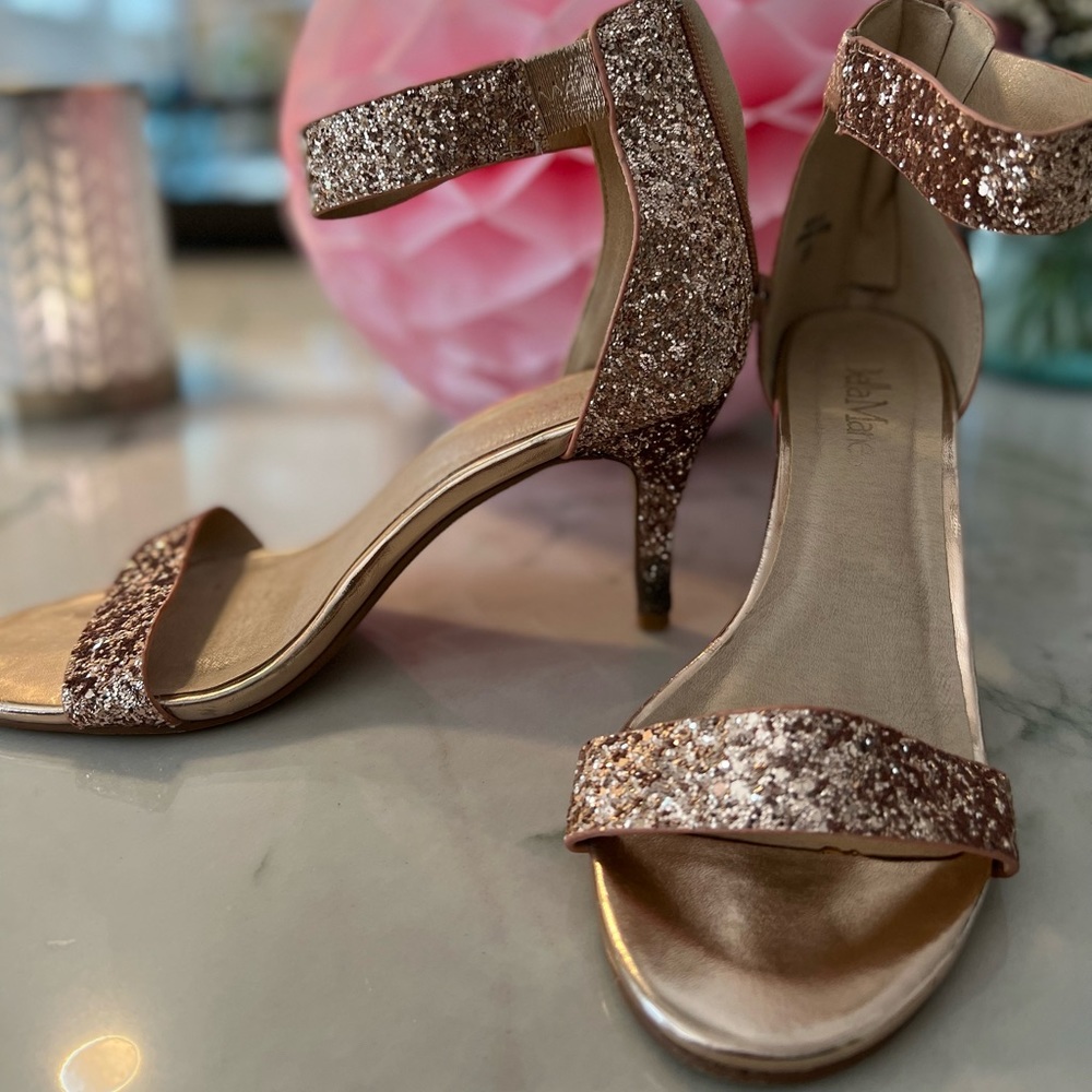 Bella Marie Women’s open toe strapy heel. Color rose gold Sz 8 ankle cuff strap